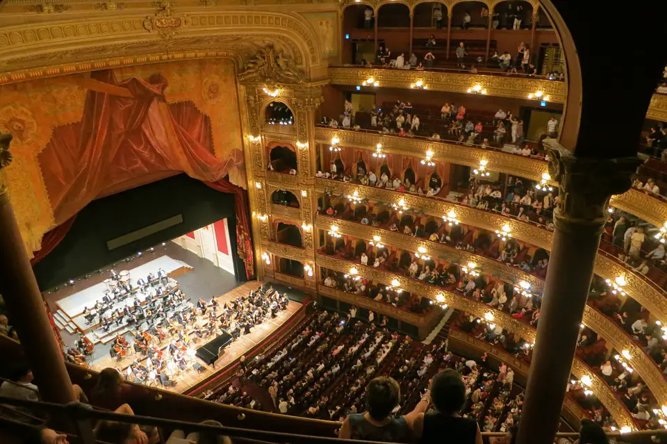 Maestro Gustavo Dudamel takes VR Symphony on a global tour