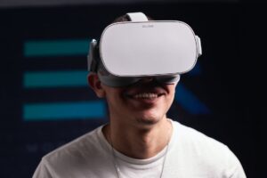 Meta, Qualcomm Partner to Develop Custom Chips for Virtual Reality Devices